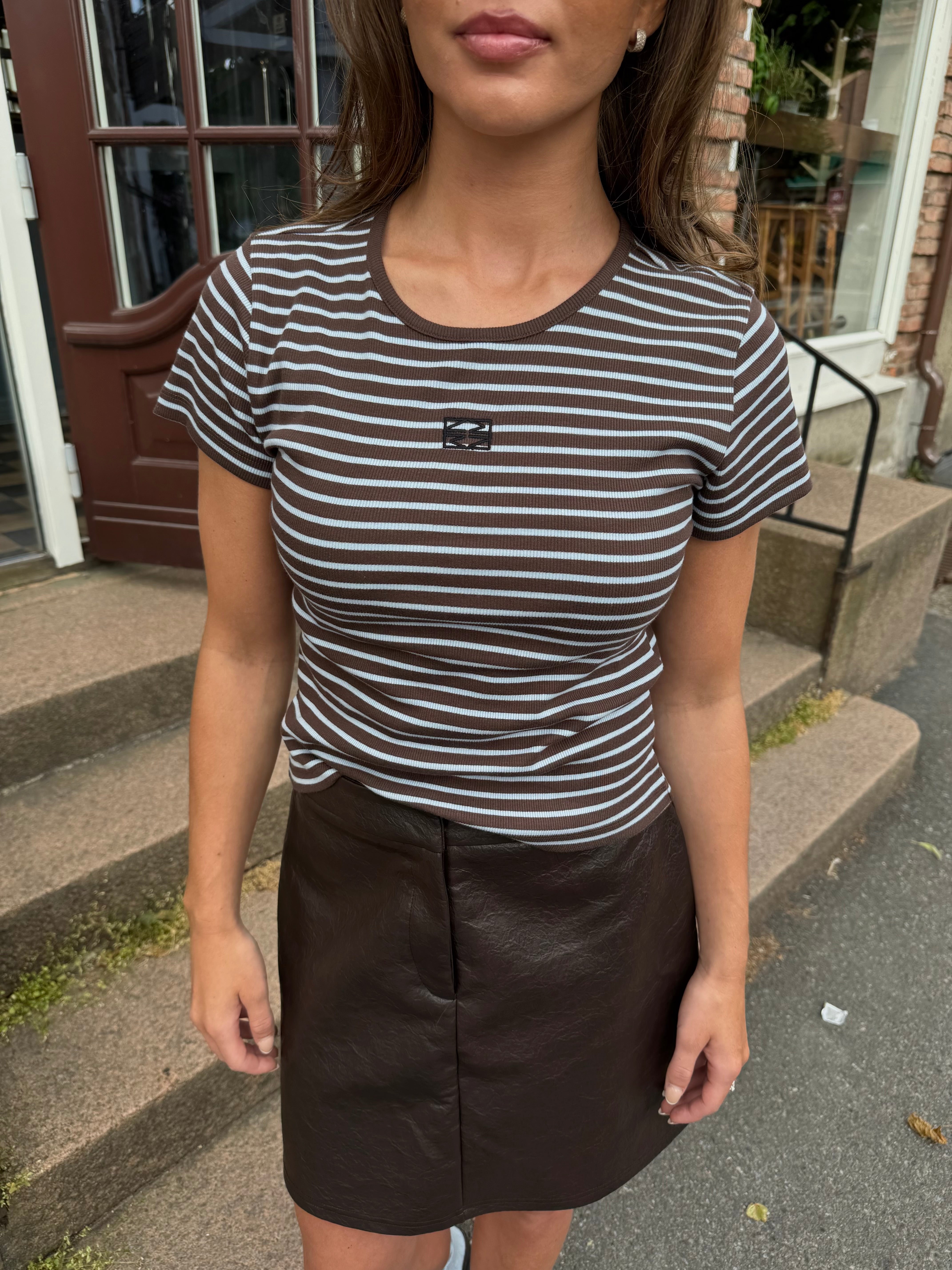NMJUDY T-shirt - Hot Fudge
